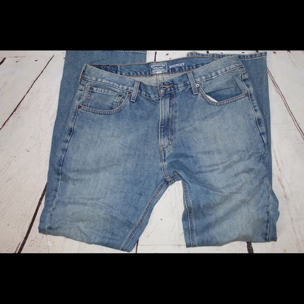 Signature Levi Strauss Gold Boot Cut Denim jeans